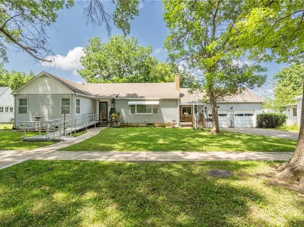 227 W 2nd Ave, Garnett, KS 66032
