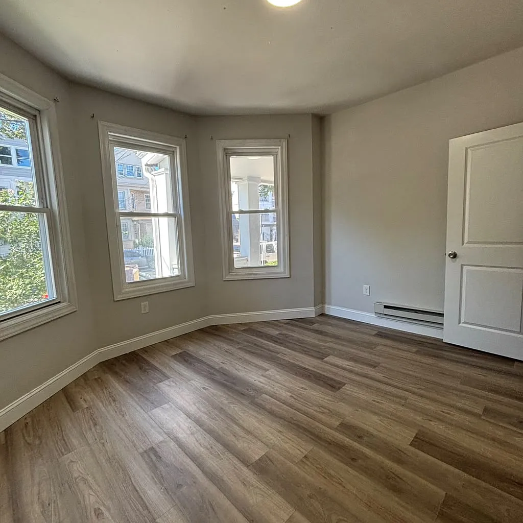 3 bed, 1000 sqft, $2,400 — Photo 3