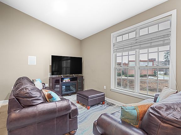 5th image of 104 Sunset Dr