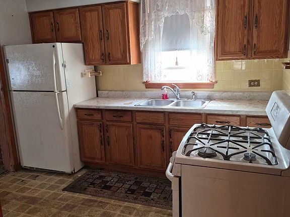 5th image of 3423 N Odell Ave
