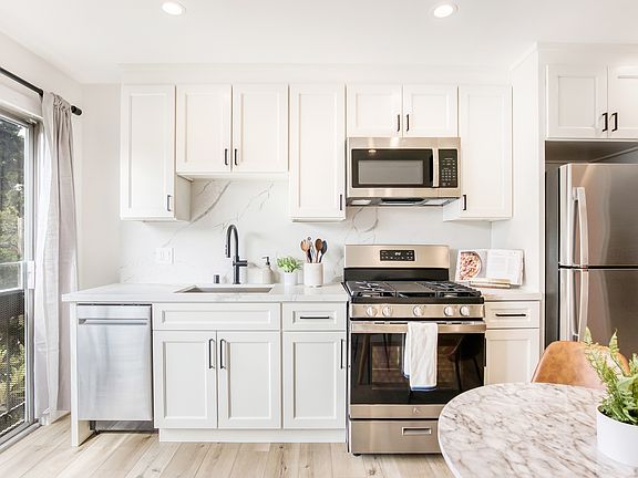 5th image of 2729 Dwight Way Deluxe #258-10643