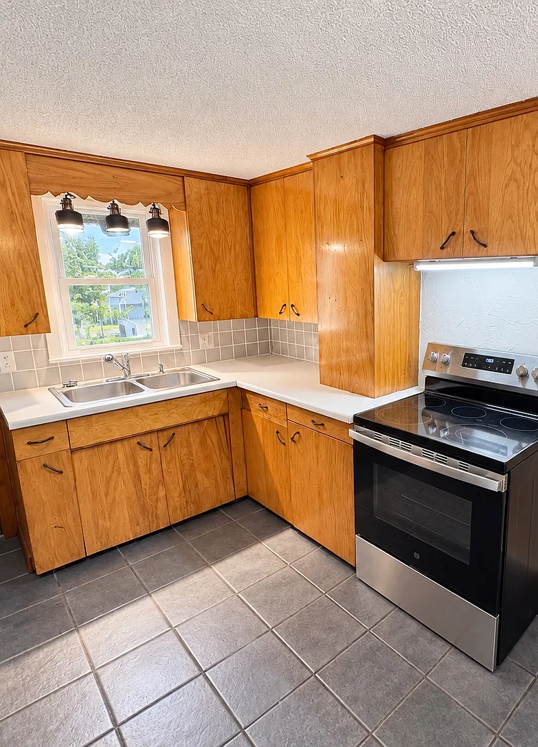 612 S Main St Tripoli — Photo 1