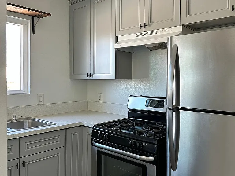 940 New Depot St #6 — Photo 5