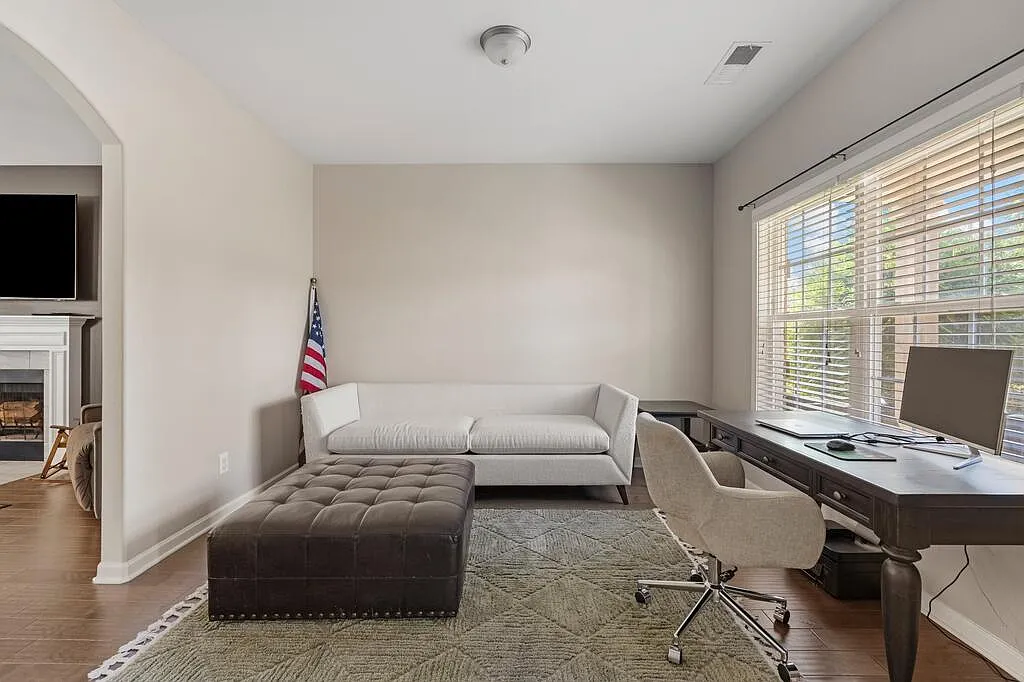 4 bed, 2.5 bath, 2860 sqft, $3,200 — Photo 3