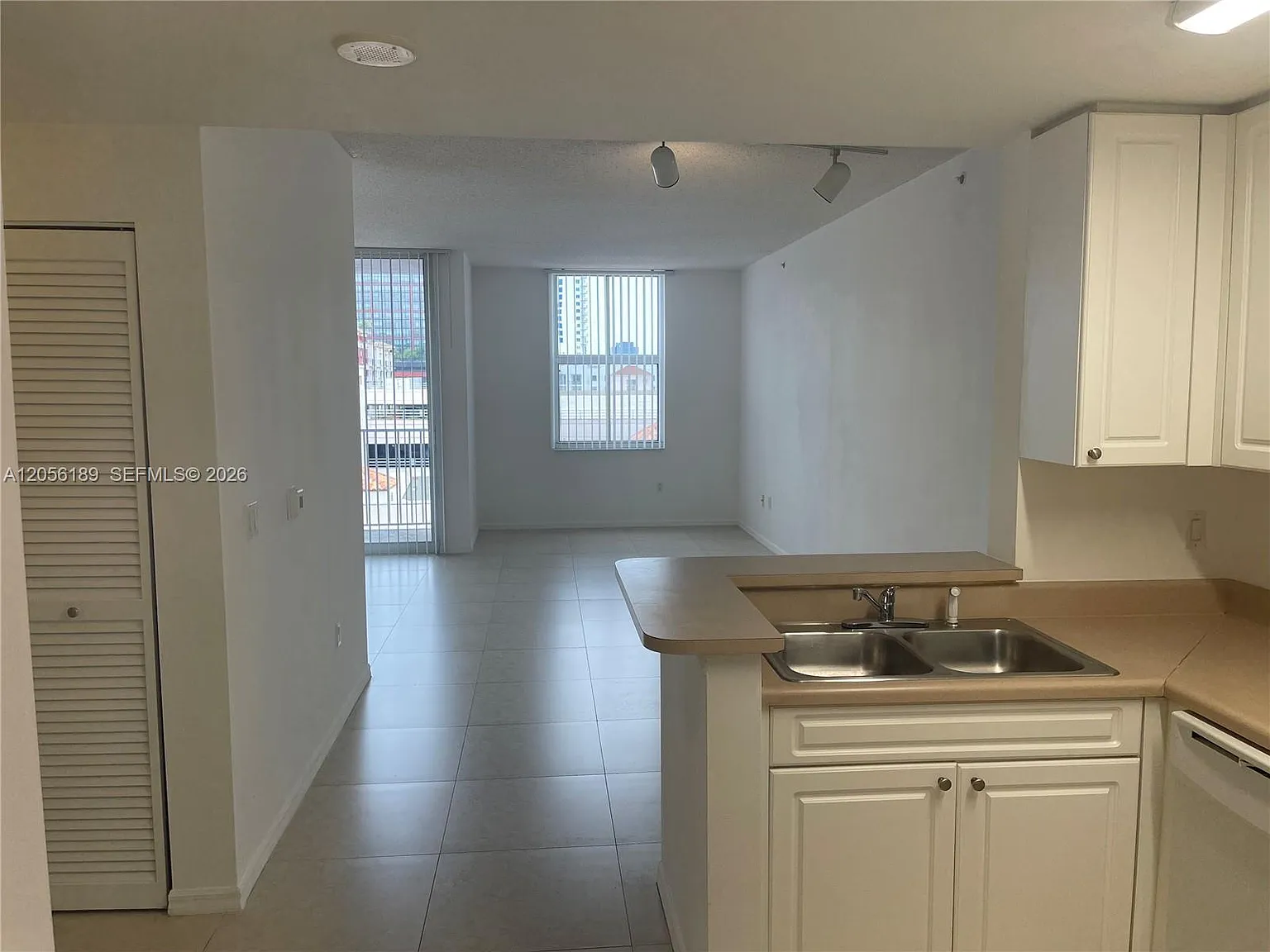 Strand Condo — Photo 3