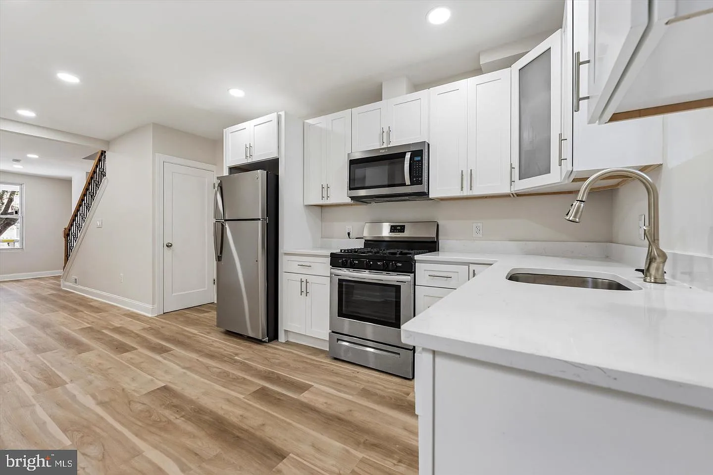 3 bed, 2.0 bath, 1220 sqft, $2,350 — Photo 3