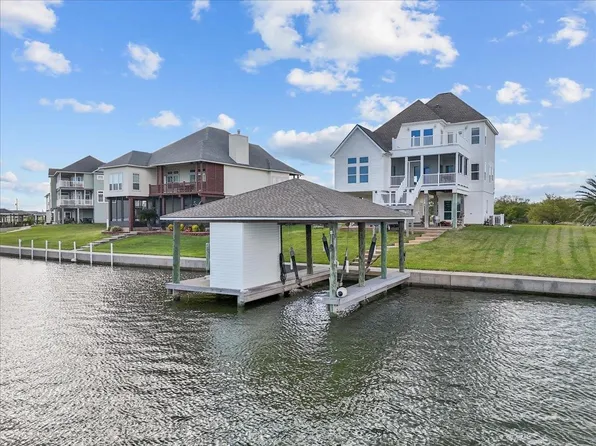 211 Tuna Run Rd, Freeport, TX 77541