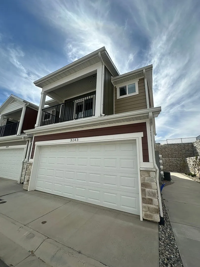 2 Weeks Rent Free Spacious 3 Bed, 3 Bath Townhome for Rent in Layton! — Photo 1