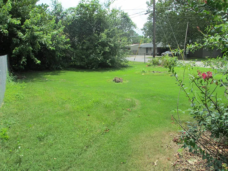 1828 Robins St — Photo 32