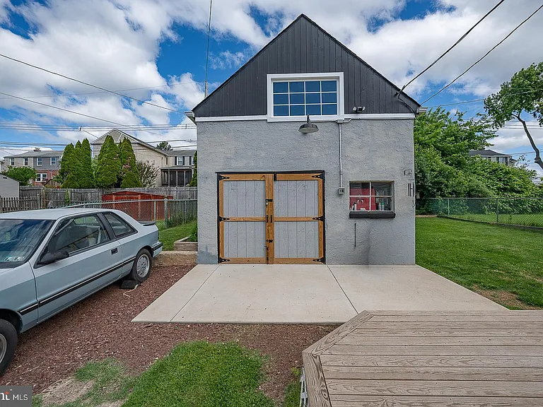586 Summit St — Photo 44
