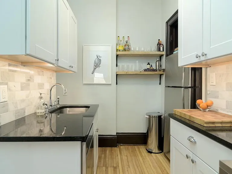 Lowry Hill Apartments — Photo 16