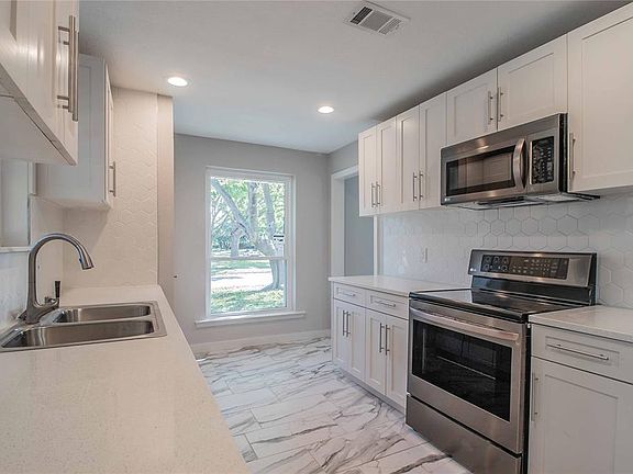 5th image of 2401 Maple Leaf Dr
