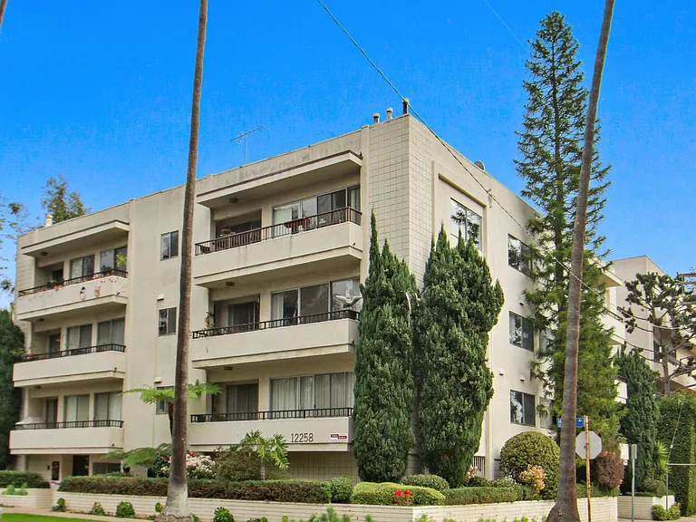 12258 Montana Ave - across from Brentwood golf course! — Photo 14