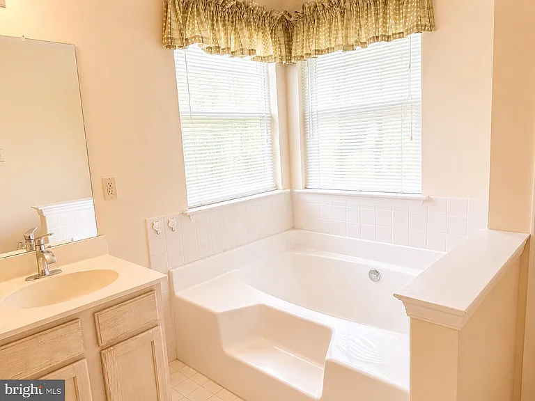 4037 Runnymead Dr — Photo 18
