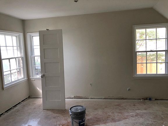 4th image of 313 E Lamar Dr