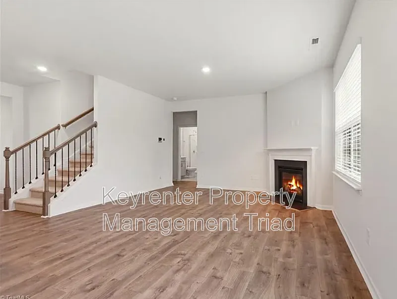 5 bed, 3.0 bath, 2520 sqft, $2,700 — Photo 2