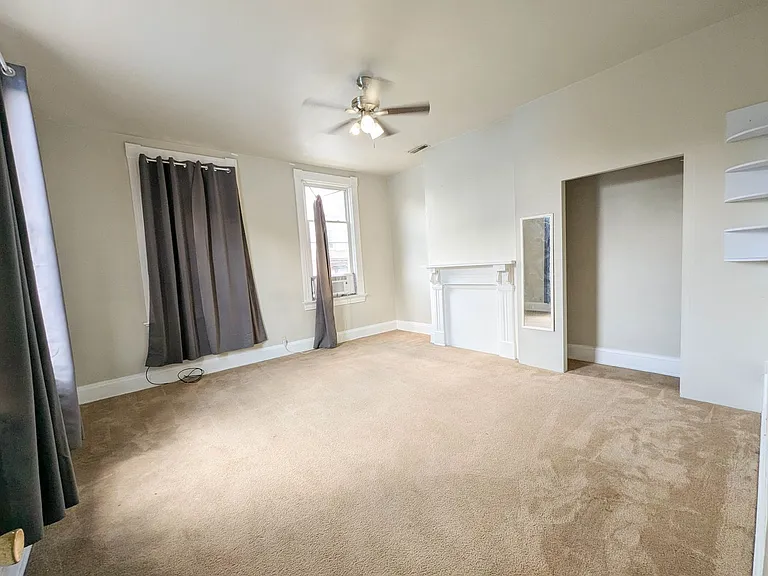 2322 Stratford Apts — Photo 8