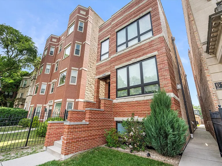 6241 S Woodlawn Ave — Photo 2