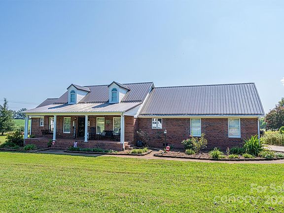 3rd image of 104 Belaire Cir