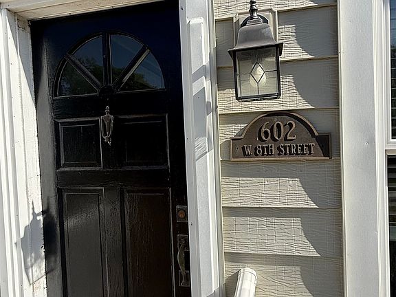 3rd image of 602 W 8th St