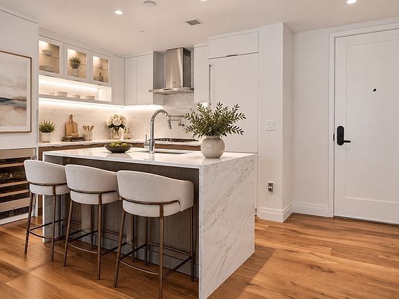 5th image of 300 Pier 4 Blvd Unit 3B