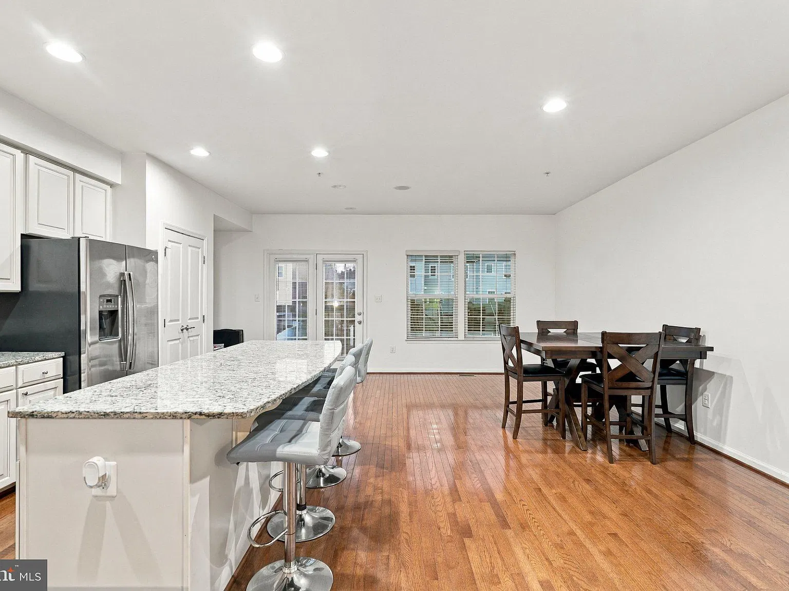 4 bed, 4.0 bath, 2331 sqft, $3,000 — Photo 4