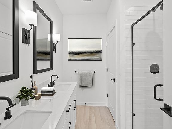 Primary bath with dual sinks
