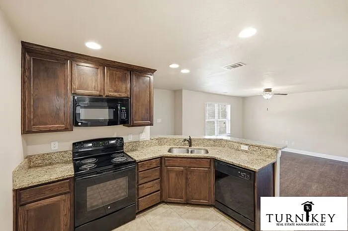3 bed, 2.0 bath, 1100 sqft, $1,495 — Photo 2