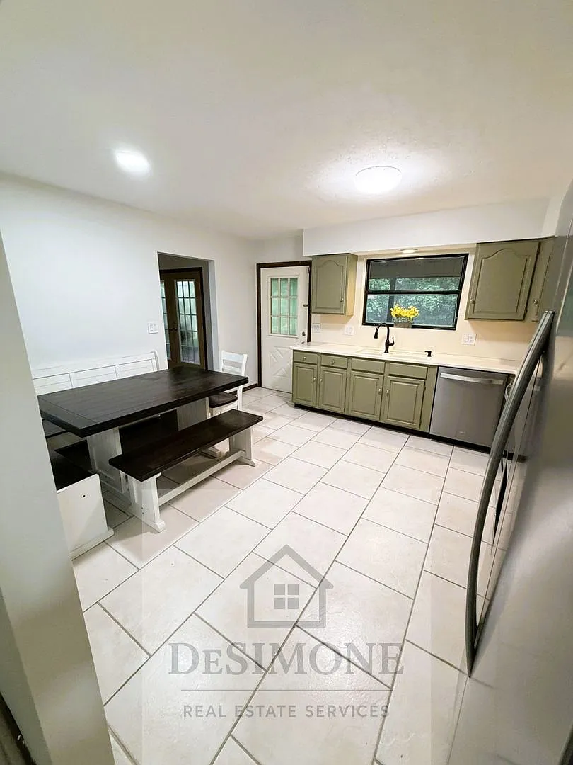 Spacious 3BR Home in Country Oaks Close to West Marion Hospital, Shopping, Dining & WEC — Photo 2