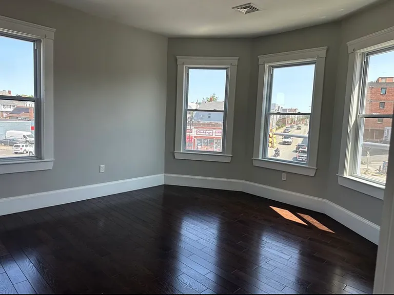 181 Chelsea St #3 — Photo 1