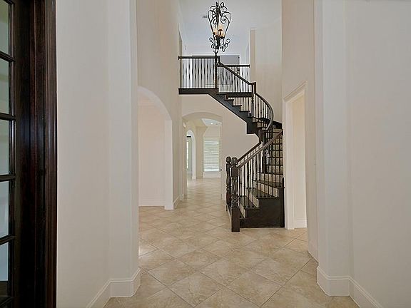 5th image of 34 N Player Manor Cir