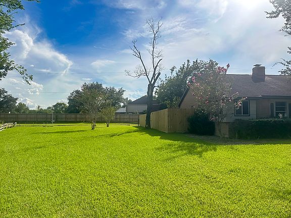 Expansive side yard