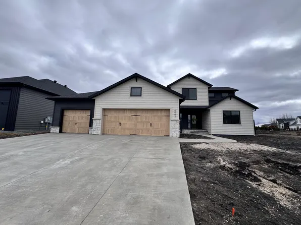 6062 Wildflower Dr S, Fargo, ND 58104