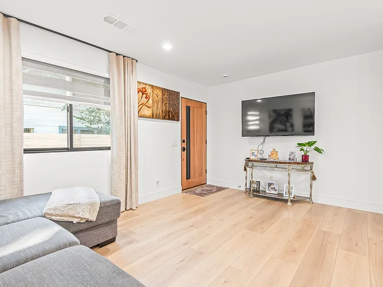 3007 S Hobart Blvd — Photo 4
