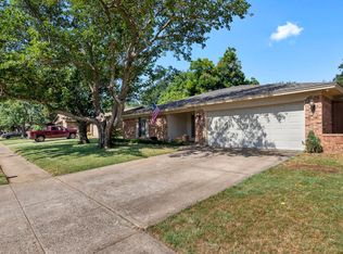 1209 Meadowview Dr, Euless, TX 76039