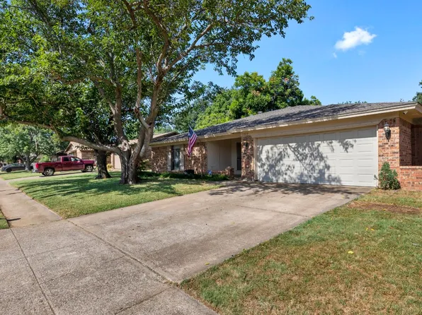 1209 Meadowview Dr, Euless, TX 76039