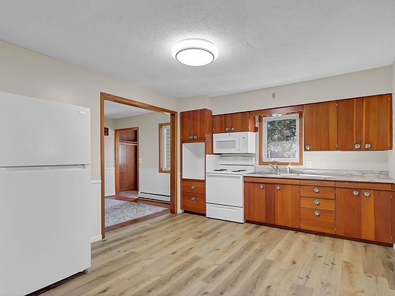 5th image of 302 Squire Ave