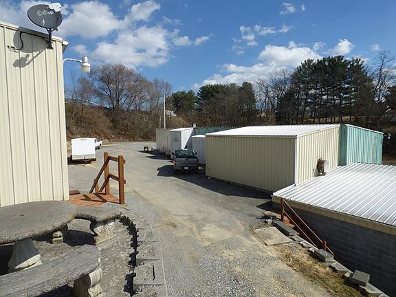 3rd image of 1025 W Reservoir St