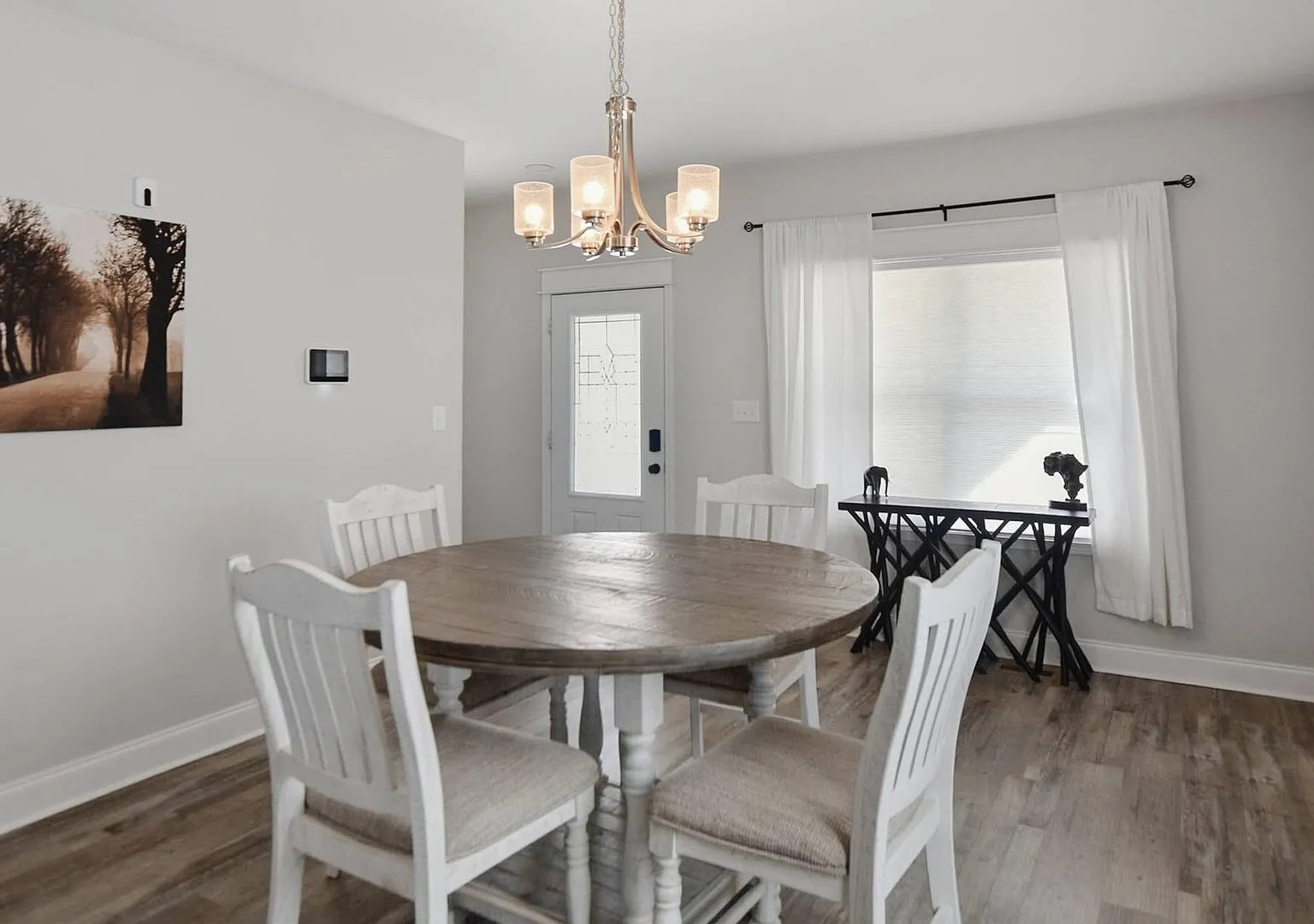 Like New Three Bedroom! — Photo 4