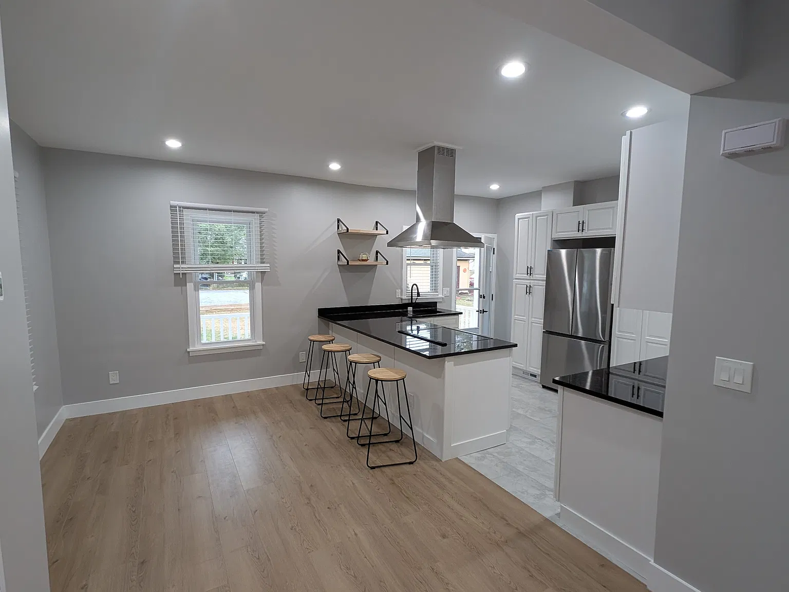 3 bed, 1.5 bath, 1065 sqft, $2,175 — Photo 4