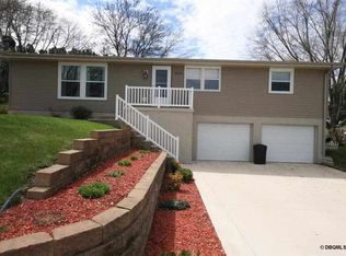 223 Harrison St NW, Cascade, IA 52033
