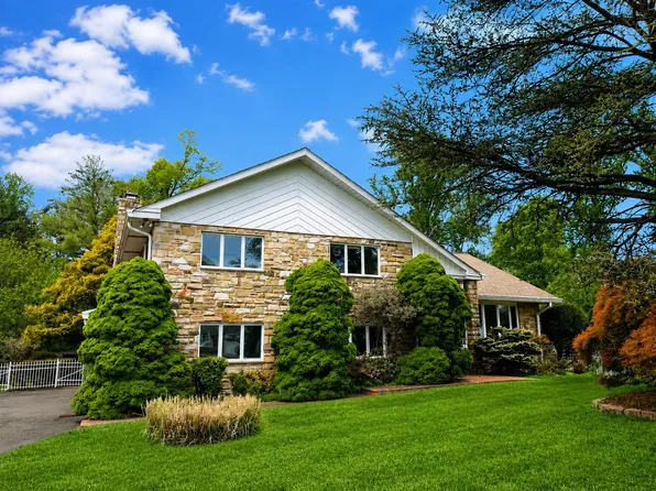 827 Wright Dr, Maple Glen, PA 19002