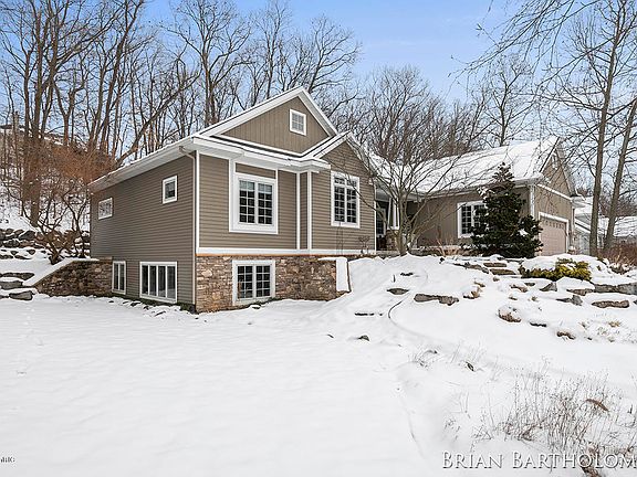 3rd image of 2122 Watercrest Dr NE