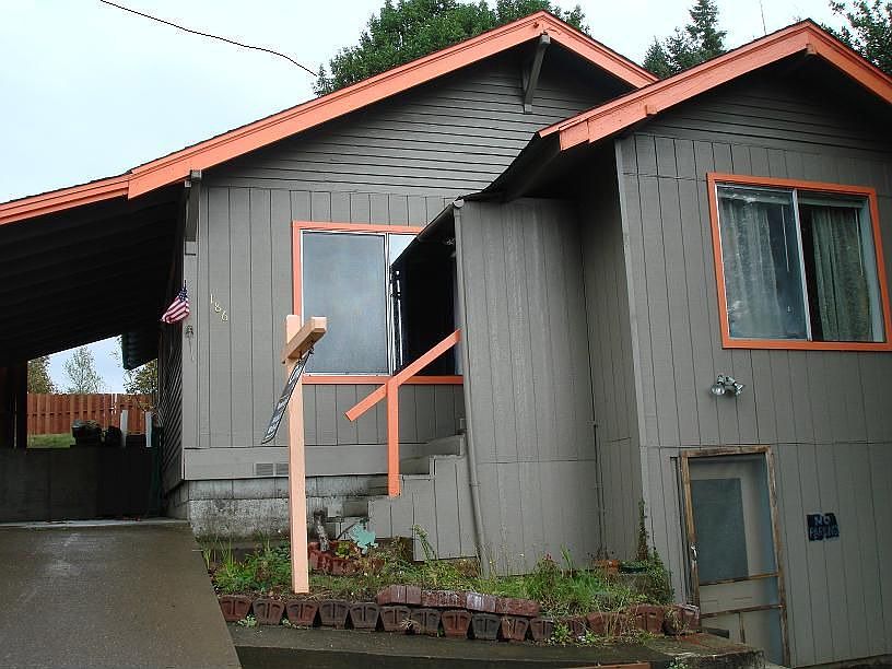 1st image of 186 NE Douglas St