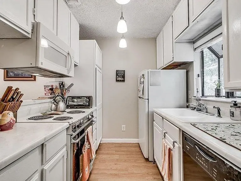 404 Franklin Blvd #B — Photo 9
