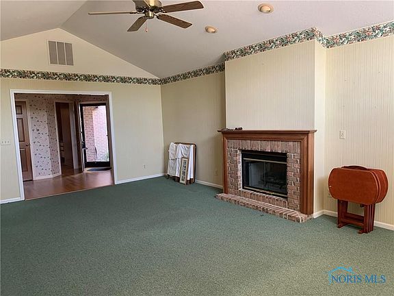 2nd image of 1821 Stonehill Dr