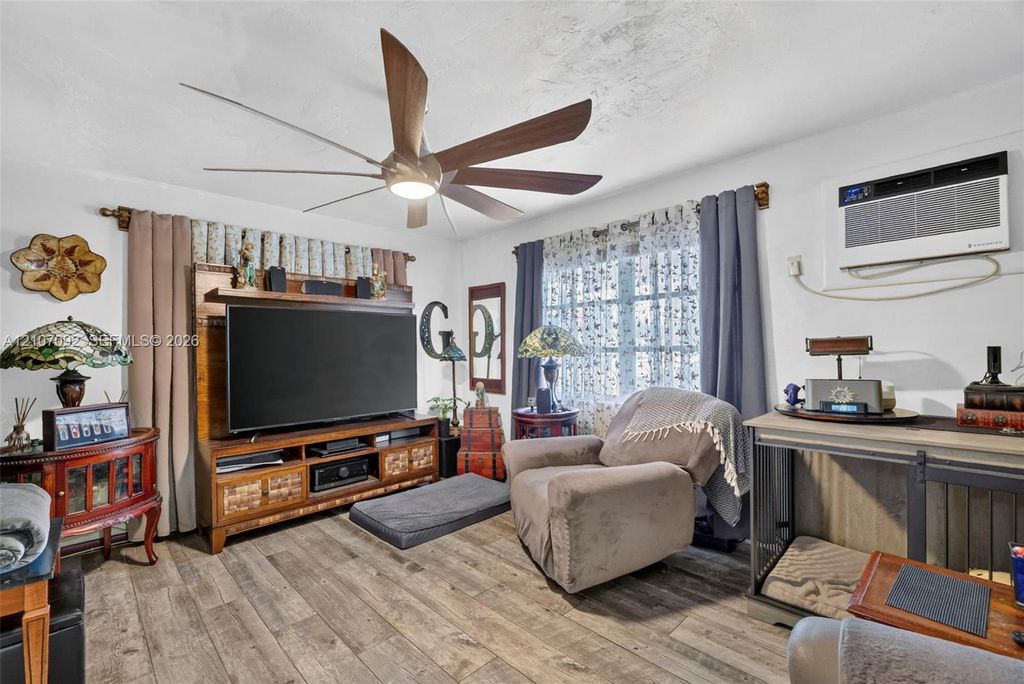 2864 NE 12th Ter, photo 9