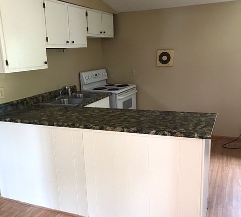 3rd image of 220 Oak St