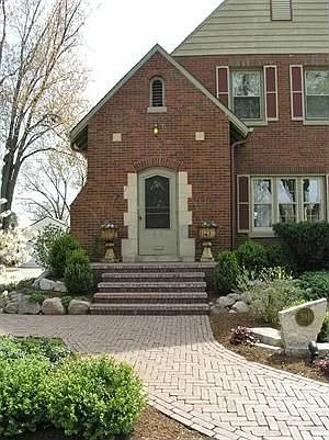 591 S Poplar Ave photo 1