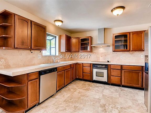 4th image of 121 Veeder Dr